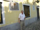 Pamätné dosky skoro na každom dome.