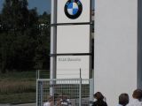 Znaky BMW na budove.