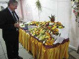 Vyrezávané ovocie obdivuje prezident EFVK.