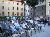 V dôstojnom prostredí univerzitnej knižnice.