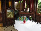 Nápojový stôl doplnený obrazom Majstra Plachého.