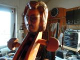 Vyrezaná hlavička Mozarta na husliach.