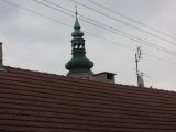 Kostolná veža nad strechami v Modre.