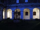 Večerný kláštor s modrou ilumináciou.