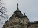 Múza na najvyššom mieste, symbol víťazstva a ľudskosti.