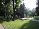 Pomník holokaustu v Seredi v zámockom parku.