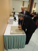Podpisy členov delegácie na obraz darovaný do tomboly.