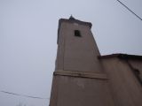 Pohľad na vežu kostolíka v obci so zachovanou tradíciou.