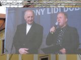 Veľká obrazovka po strane hlavnej scény.