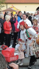 Krojované rodiny a všetci hrdí na odkaz predkov.